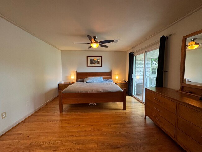 Building Photo - Refreshing 4 Bed 2/2 Bath End Unit Townhom...