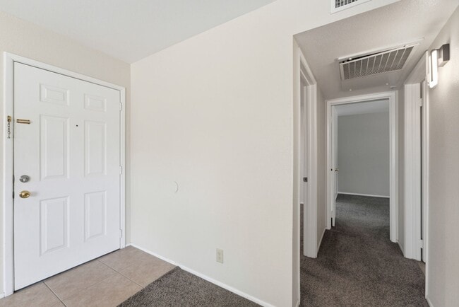 Building Photo - Beautiful 2-bedroom, 2-bath condo in the highly desirable Quail Run community!