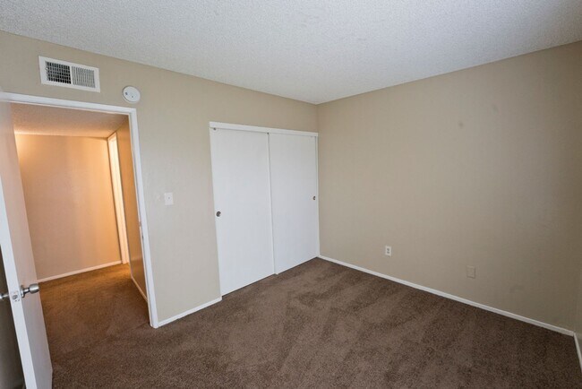 Building Photo - SW- condo 2bed-1 bath attached 1 car garage