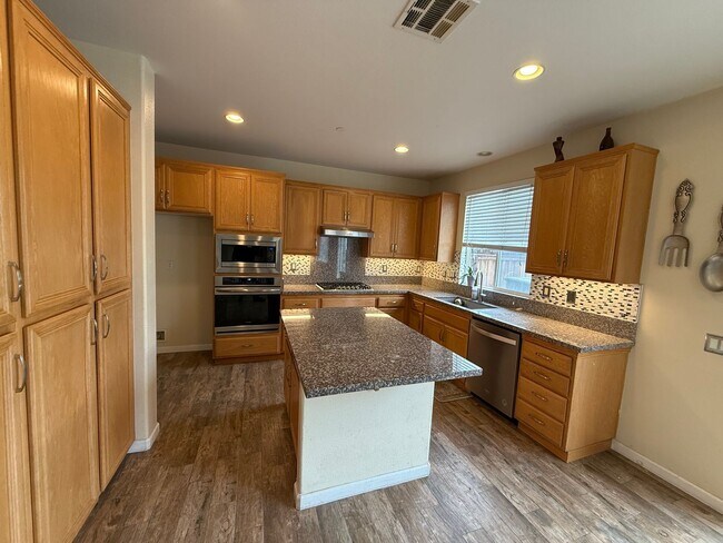 Building Photo - Large North Oxnard Home for Rent