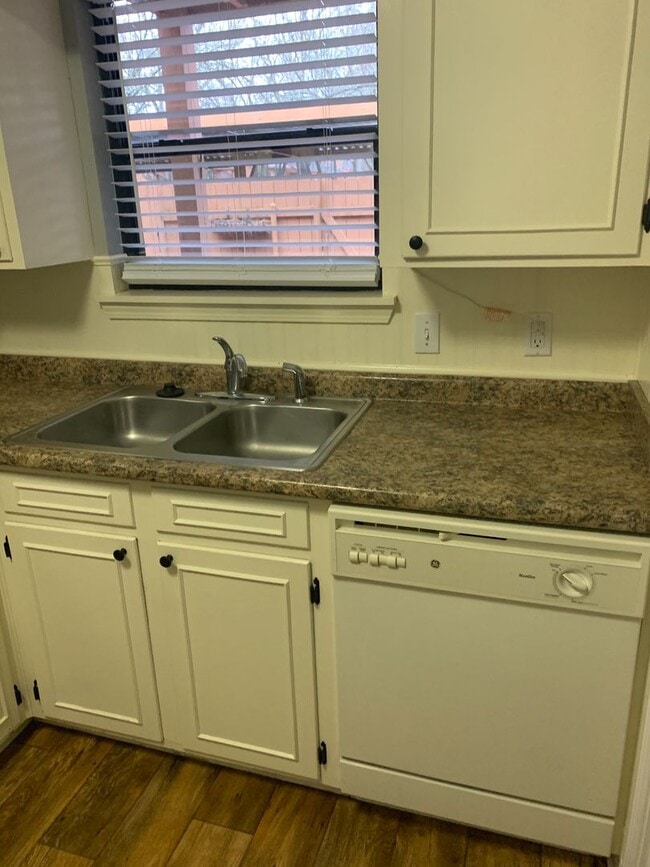 Building Photo - Beautiful Townhouse in Gated Community