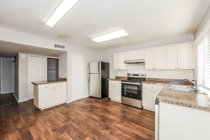 Building Photo - 3214 Greentree Dr