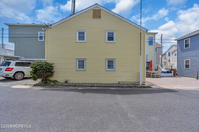 Building Photo - 21 Peterson Ln