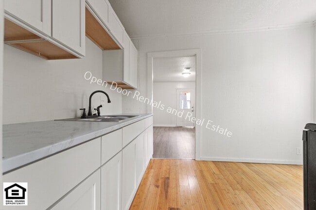 Building Photo - $200 off first months rent* 2 Bedroom home...