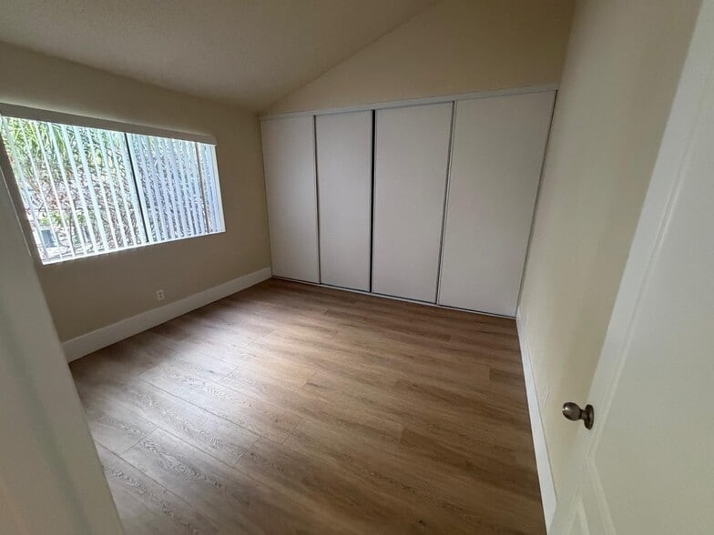 Building Photo - 1760 Temple Ave