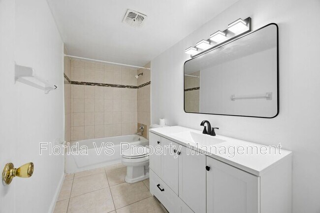 Building Photo - 925 W Oak Ridge Rd