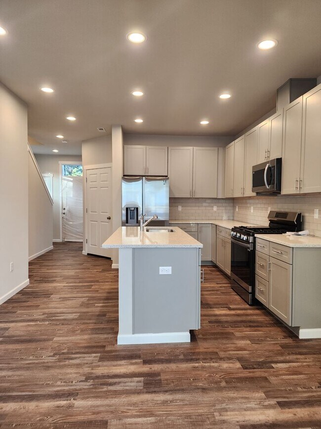 Building Photo - 15603 View Dr Ct SE