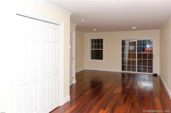 Building Photo - 527 W Thames St