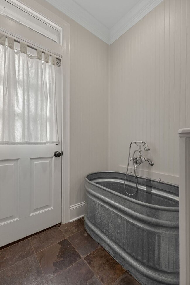 Building Photo - AVAILABLE NOW-- 4-Bed/5-Bath in the heart ...