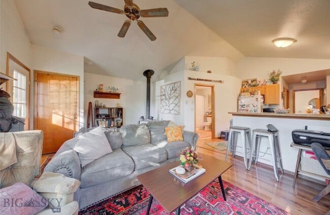 Spacious living room with vaulted ceilings - 518 N Black Ave