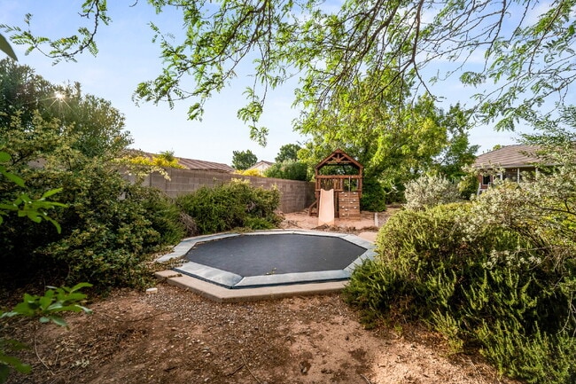 Building Photo - "Spacious 4-Bedroom, 4.5 Bathroom 4792 sq. ft. Retreat with Scenic Views and Cozy Fireplace in St...