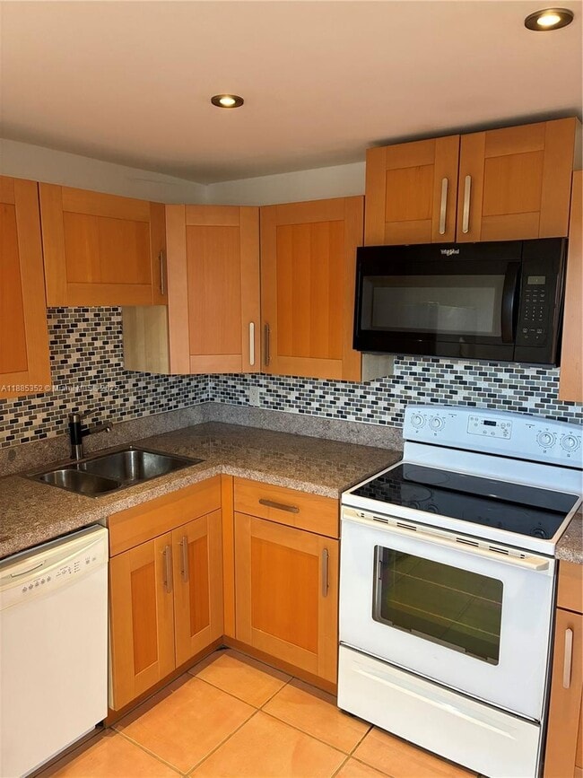Building Photo - 3401 N Country Club Dr