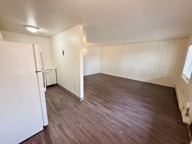 Building Photo - Hot Deal! 1-Bedroom Apartment Across from City Park – First Month Free or $100 Off