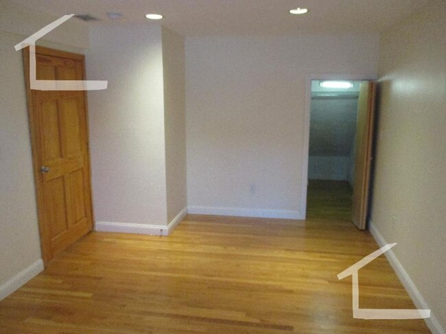 Building Photo - 3 Bed. 2 Full Baths. in Brookline, Steps f...