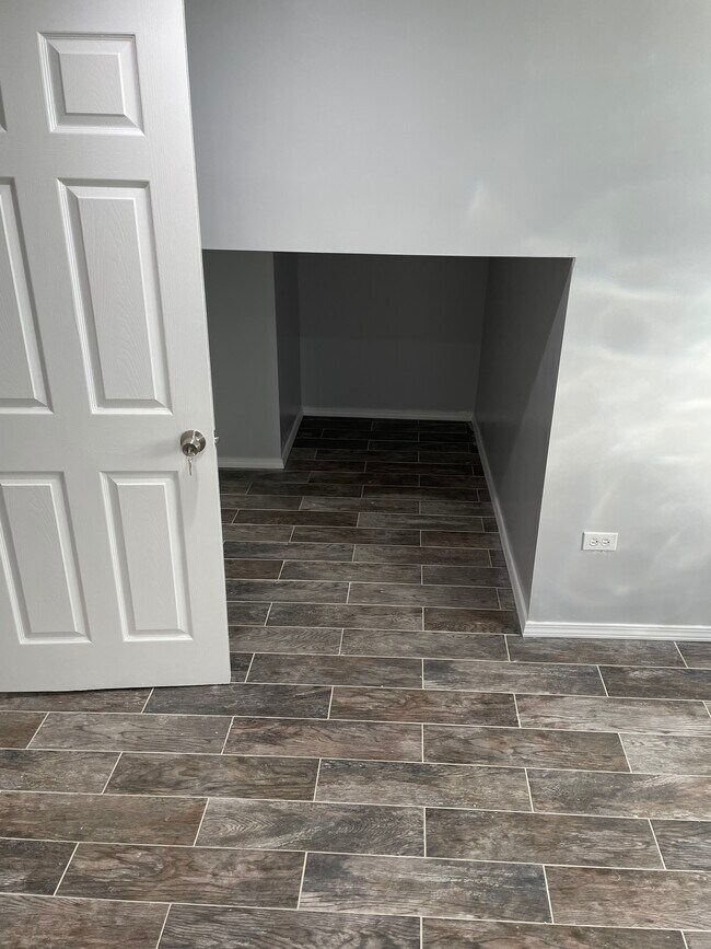 Building Photo - 1518 E 72nd St