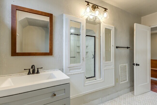 Building Photo - Charming Tuscany Villa block away from TTU