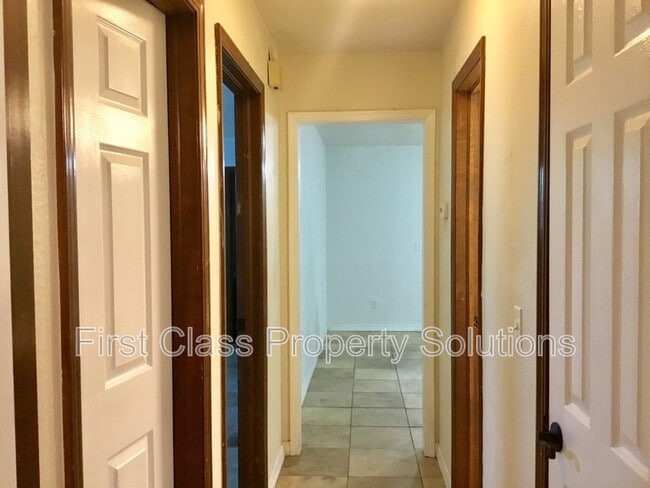 Building Photo - 2807 S Estate Dr