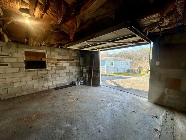 Building Photo - 1820 Tunnel Blvd