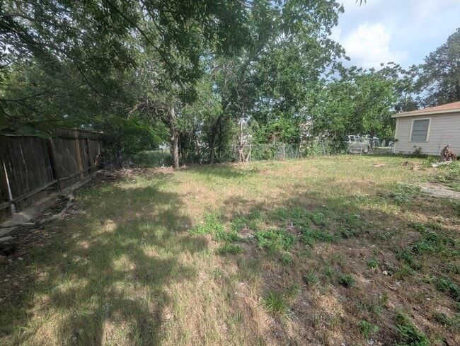 Building Photo - 505 W Hallmark Ave