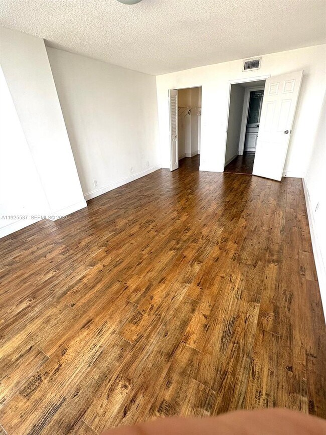 Building Photo - 1000 Parkview Dr