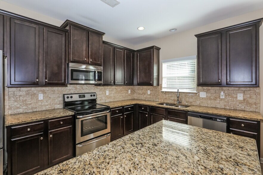 Building Photo - 705 Yukon Way