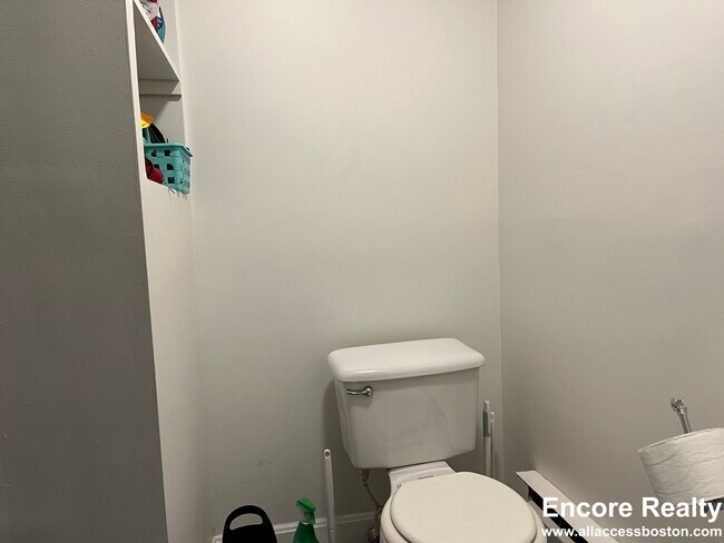 Building Photo - 70 Joy St