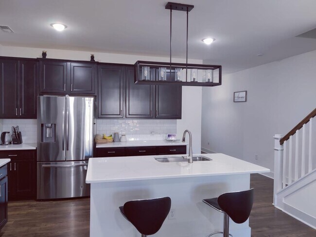 Building Photo - 4 Bedroom Townhome for Rent Apex