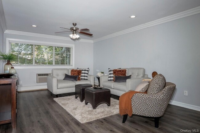 Building Photo - 721 Greenbriar Dr