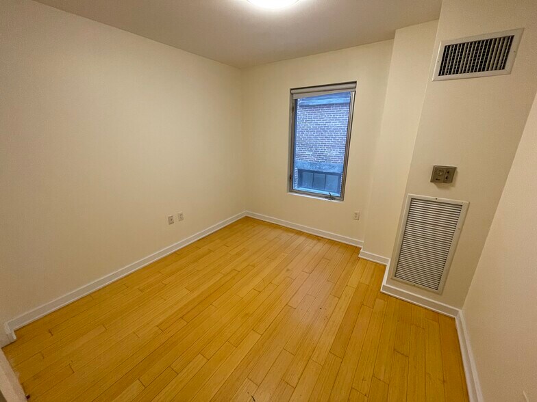 Building Photo - 32 Boylston St