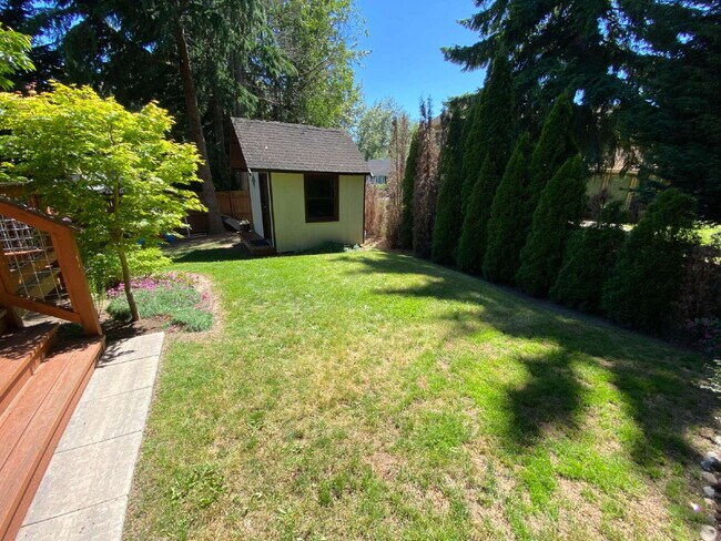 Building Photo - Quiet 3-Bed, 1.5-Bath Home with Large Encl...