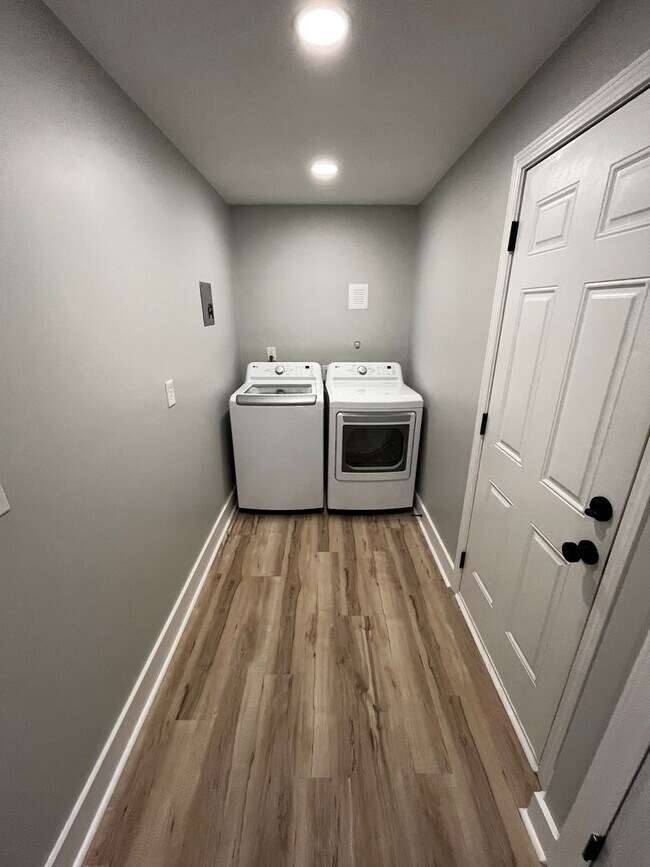 Building Photo - 4Bed/3Bath Renovated Student friendly housing