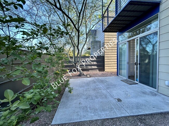 Building Photo - 3611 E 3rd St