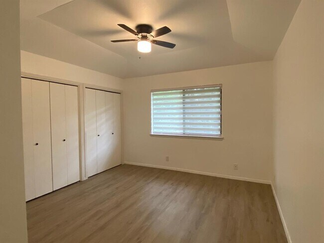 Building Photo - 5509 Thunderbird St