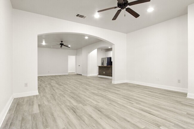Building Photo - 3138 Rogers Ave