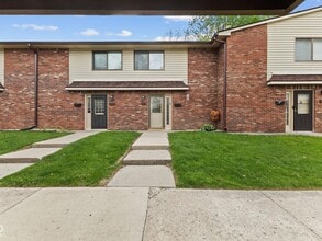 Building Photo - 968 Greenwood Trail W Dr