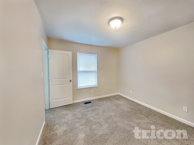 Building Photo - 906 W Clinton St