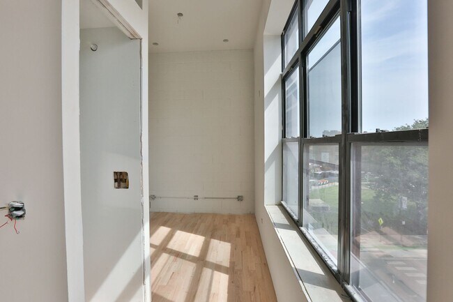 Building Photo - ARO- Affordable 1 Bedroom Apartment Brand New 1 Bed in Wicker Park. 12' Ceilings. Huge Windows, E...