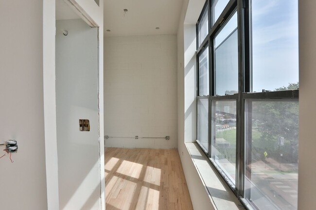 Building Photo - Brand New Jr 1 Bed in Wicker Park. 12' Cei...
