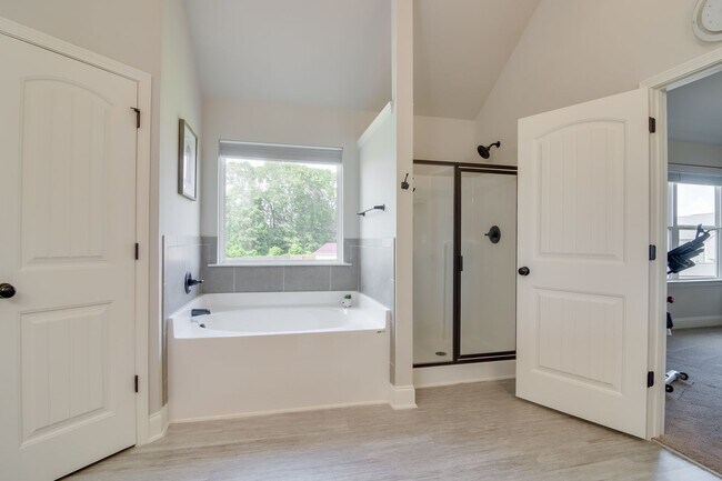 Building Photo - Available NOW MUST  see in McCoy's Creek