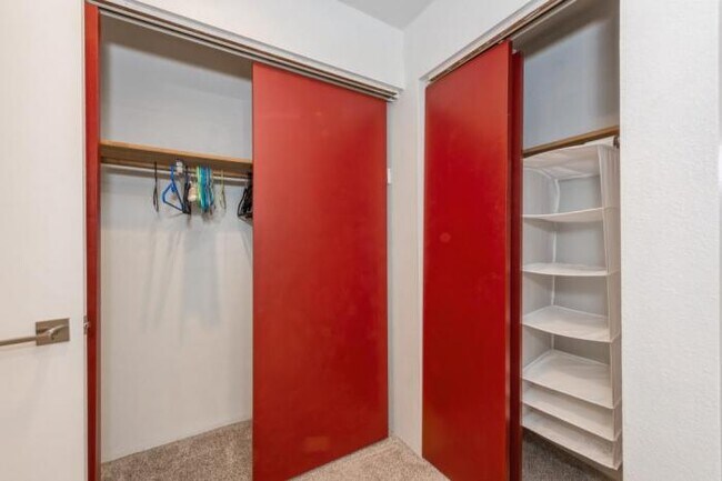 Building Photo - 2 bedroom in Kirkland WA 98034