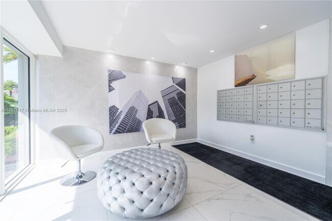 Building Photo - 720 Collins Ave