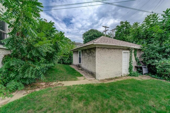 Building Photo - 2078 St Clair Ave