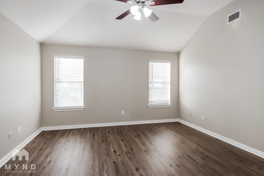 Building Photo - 598 Orangewood Dr