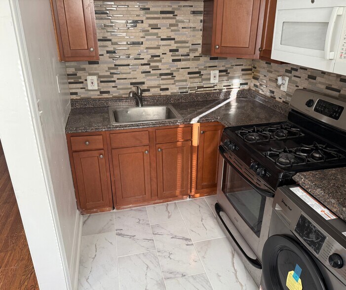 Building Photo - 5644 Midwood Ave