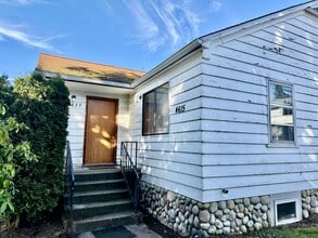 Building Photo - Spacious 2 bed/ 1 bath Home with Fenced Yard $2550/mo.