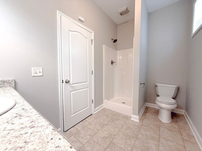 Building Photo - Spacious 4-Bedroom Home with Large Yard and Dual Garages in Cookeville