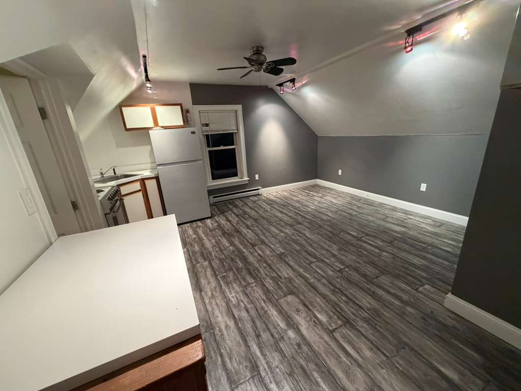 Building Photo - 8 Central St