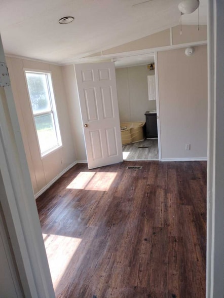 Building Photo - 104 Forest Creek Ln