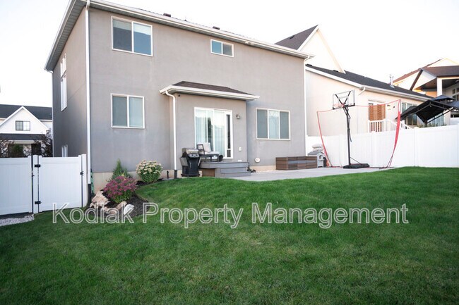 Building Photo - 1364 Petunia Ct