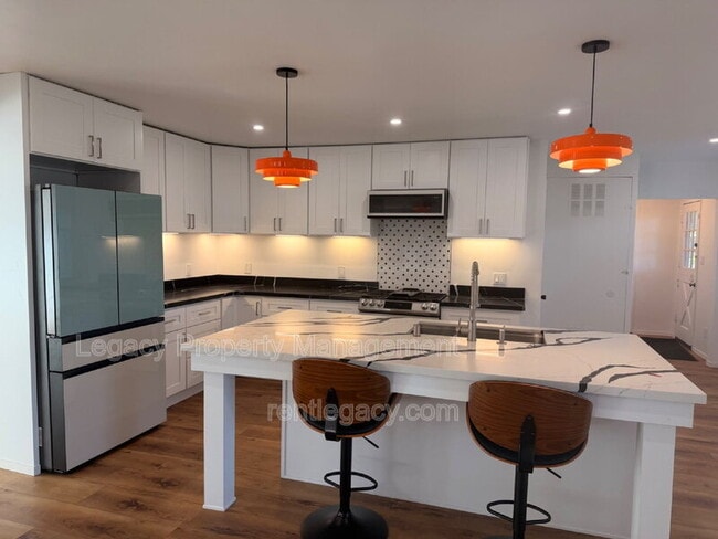 Building Photo - 1249 Davis Ave